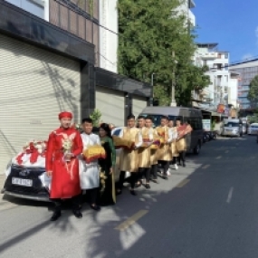 Áo đỏ, rước người em gái nhỏ