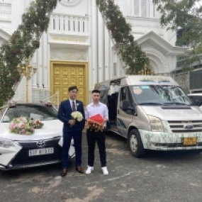 Đưa dâu rể đến thánh đường