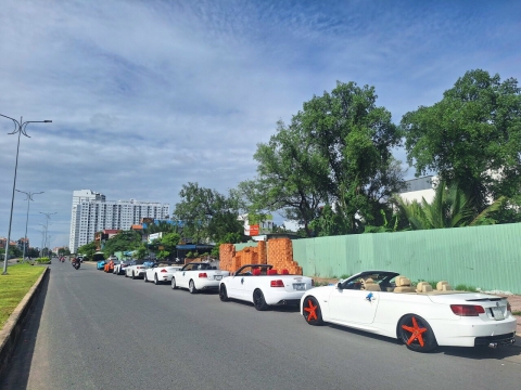 Đón dâu bằng xe mui trần