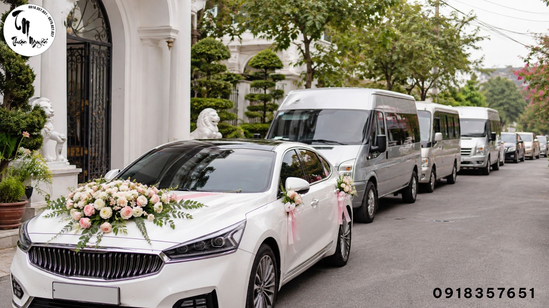 Đoàn xe cưới gồm xe hoa và xe đưa đón hai họ